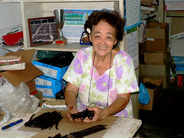 17- Mamie Jeanne prepare sa vanille 
